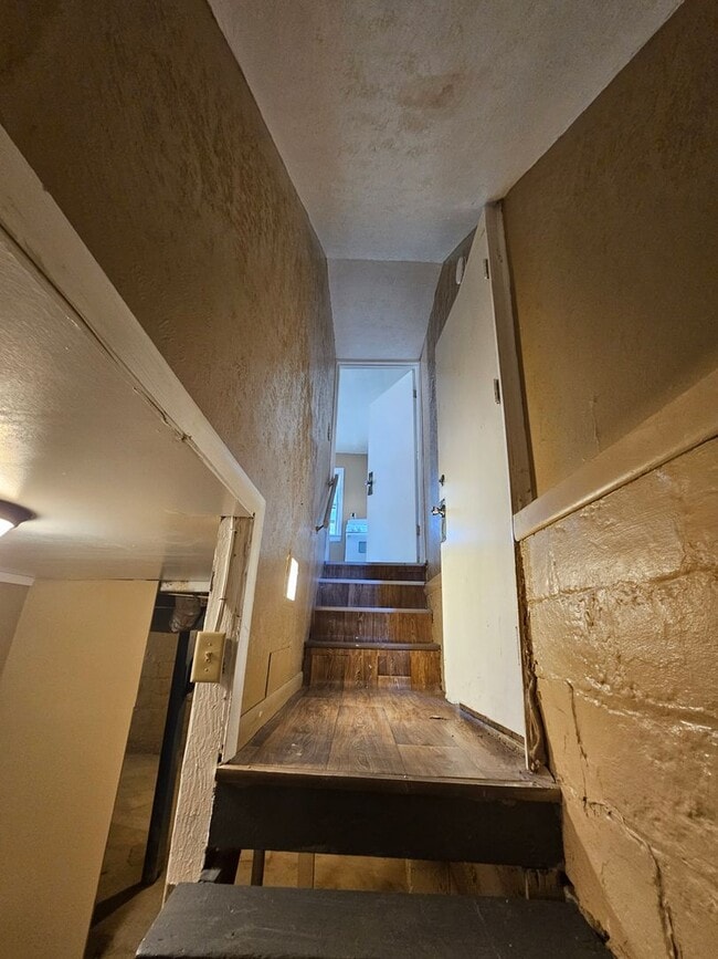 Building Photo - 3 bedroom home with fenced yard