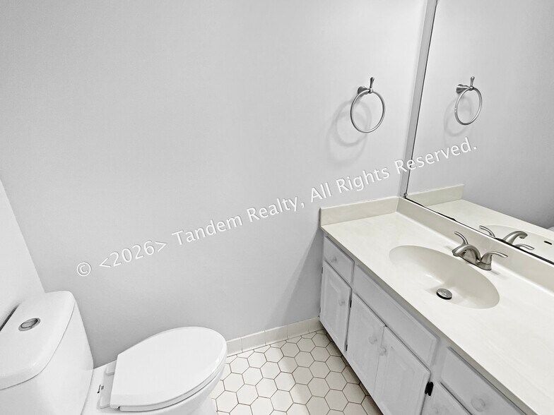 Building Photo - 309 Oakcrest Ct