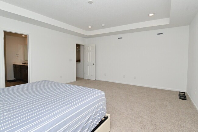 Building Photo - "Spacious 5-Bedroom Retreat with Luxurious Quartz Countertops & Fireplace on Deerberg Drive!"
