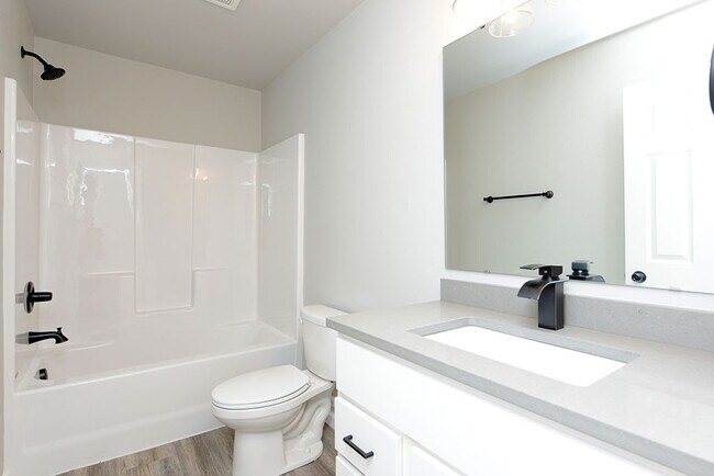 Building Photo - 813 United Dr