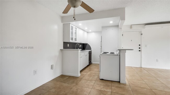 Building Photo - 7200 Fairway Dr