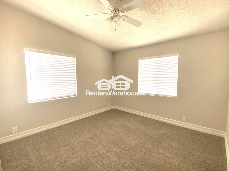 Building Photo - 39942 N Kennedy Dr