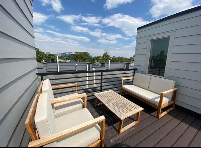 Building Photo - Sleek 3 Bedroom Townhome - Lincoln Park