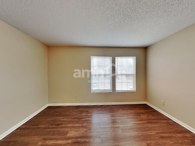 Building Photo - 10935 Parker Dr