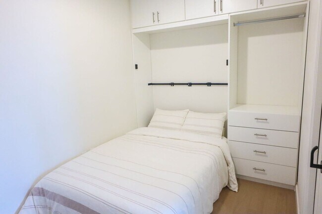 Building Photo - Luxurious Jewel high-rise condo unit; FULL...