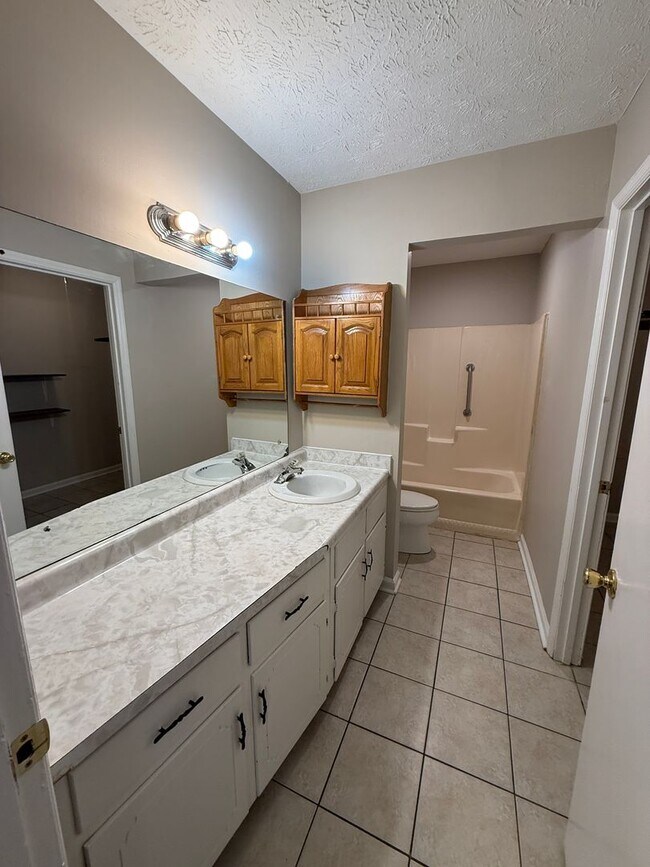 Building Photo - 110/112 Jockey Club Dr