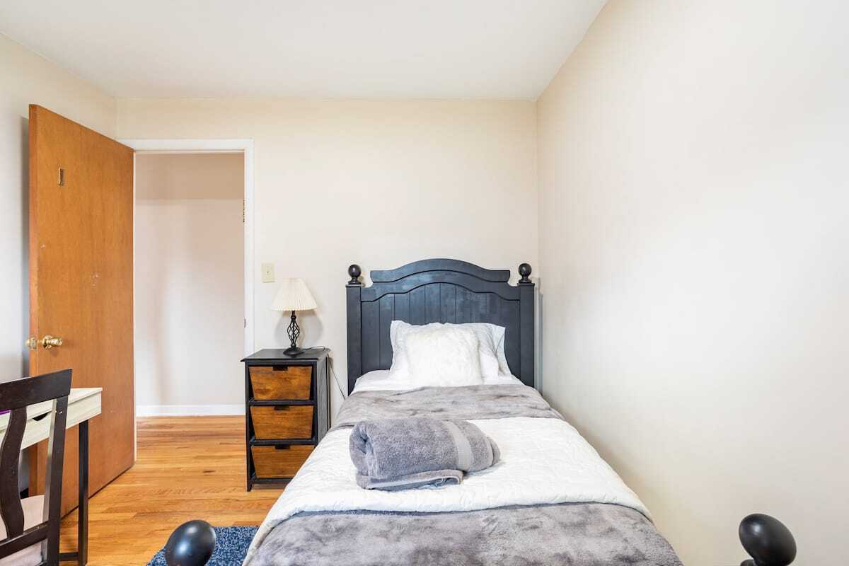 Building Photo - 2346 Pine St