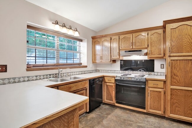 Building Photo - Well-Maintained Home with 2-Car Garage & Screened Back Porch in Central Location