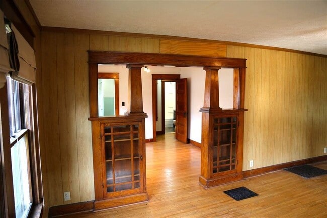 Building Photo - 2 bedroom, 1 bath Home - MUST SEE!