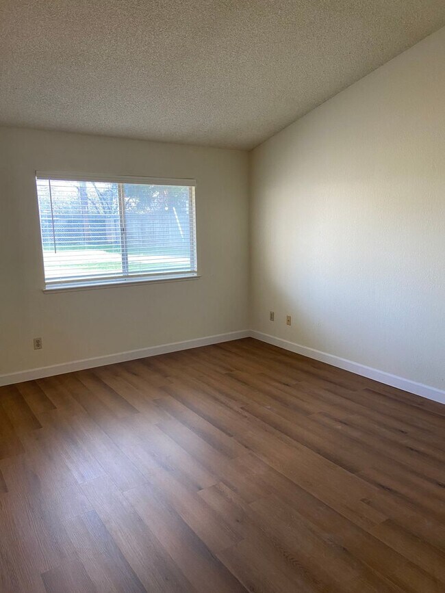 Building Photo - Semi Remodeled One Story 3 Bdrm, 2 Bath!