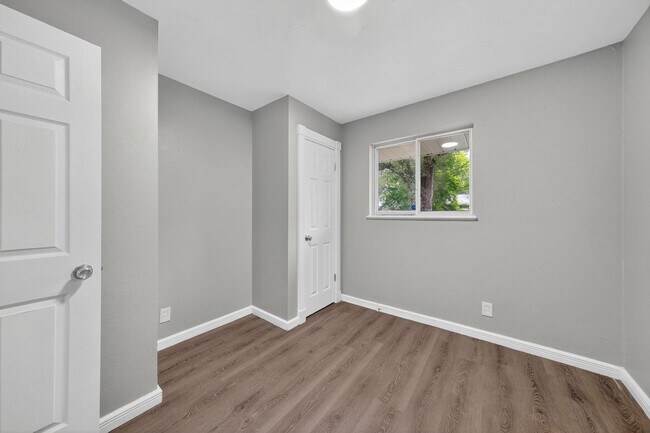 Building Photo - 120 Mc Alpine Dr