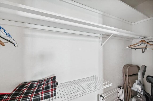 Building Photo - 2 N Fernwood Ave