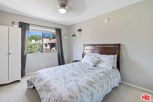 Building Photo - 5757 Owensmouth Ave