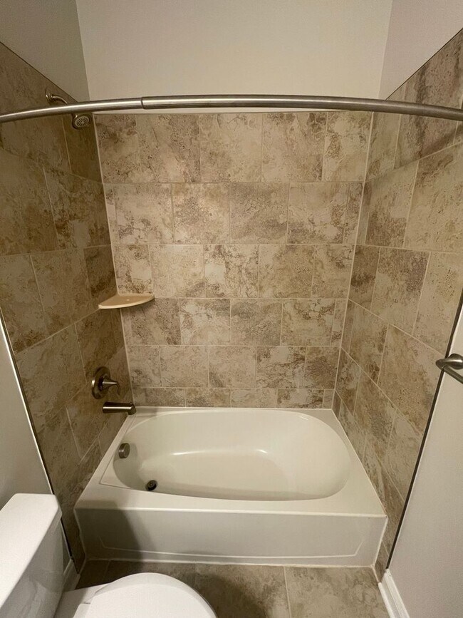 Building Photo - End of unit townhome in Trails at Beech Cr...