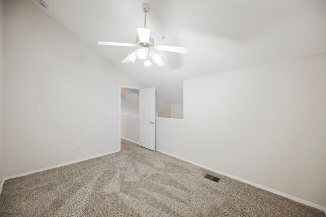 Building Photo - Gated Community townhome, with private garage