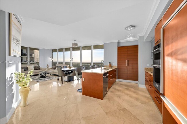 Building Photo - 1830 S Ocean Dr