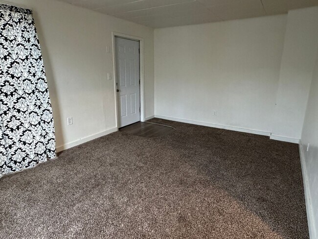 Building Photo - 2920 NE Riverside Ave