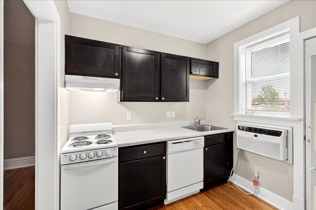 Building Photo - Stu-Stu-Studio!