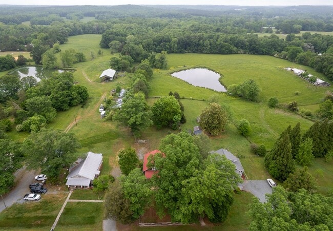 Building Photo - Siler City Charmer! Fenced in yard and mov...