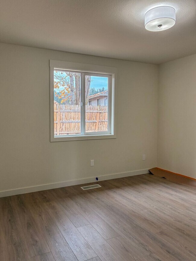 Building Photo - 3 Bedroom 2 Bath in Scappoose- Do Not Miss...