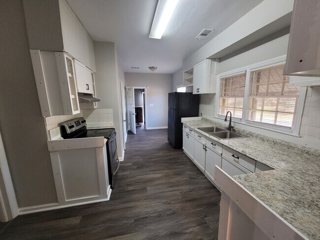 Building Photo - 2400 Bell St