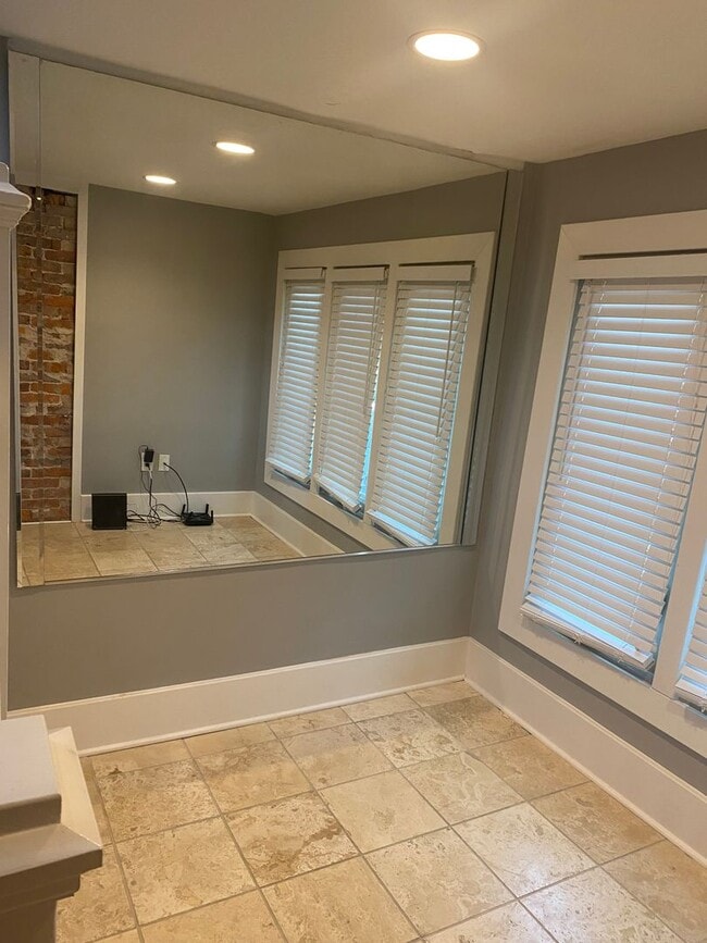 Building Photo - Vanderbilt Place - Wonderful Location 3 bedrooms/3 1/2 baths