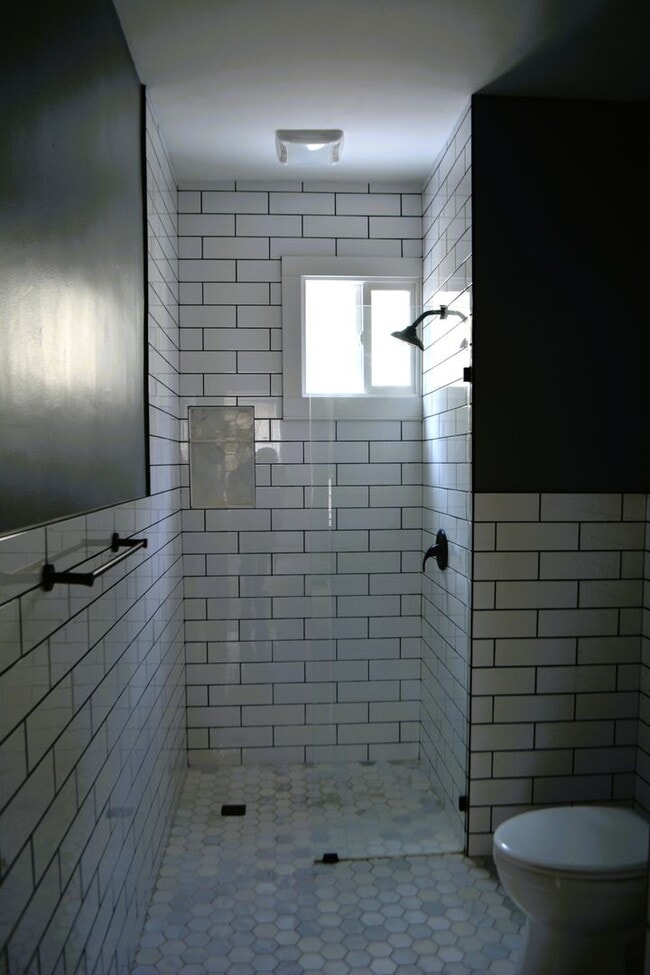 Building Photo - 6613 Wakefield Ave