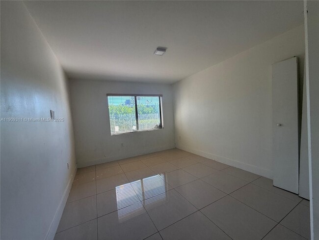 Building Photo - 1765 Normandy Dr