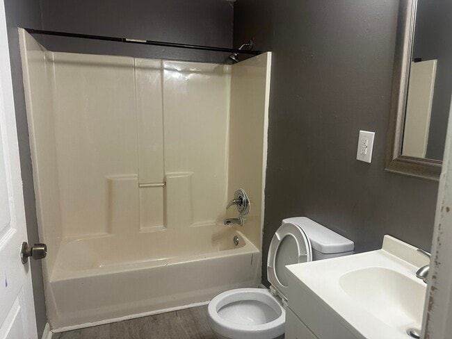 Building Photo - 654 Elm Tree Ln