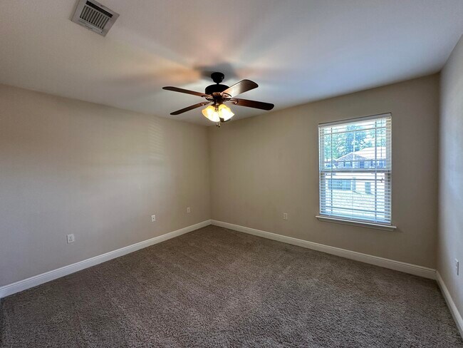 Building Photo - 516 Grand Ridge Dr