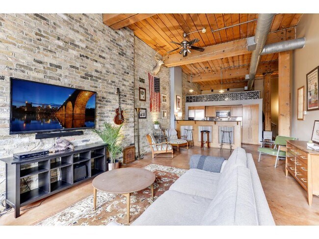 Building Photo - 210 N 2nd St