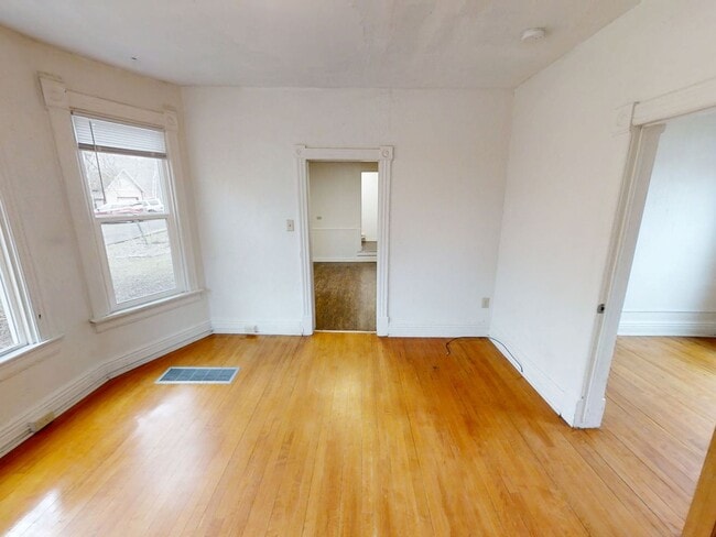 Building Photo - 2409 W 9th St