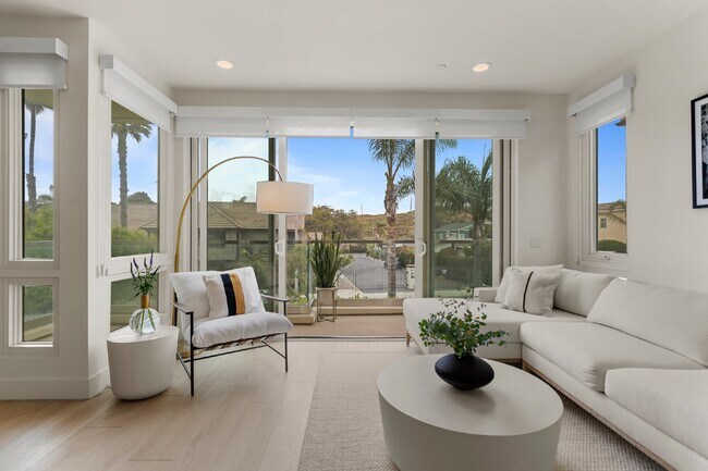 Building Photo - Contemporary luxury in a prime beachside l...
