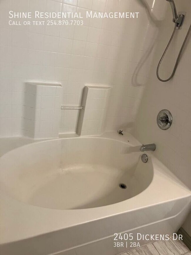 Building Photo - 2405 Dickens Dr