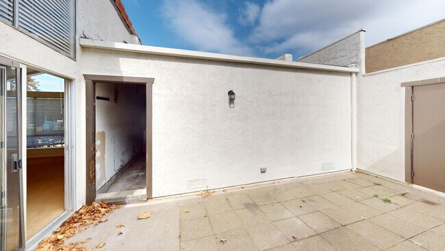 Building Photo - 83 Del Oro Ct
