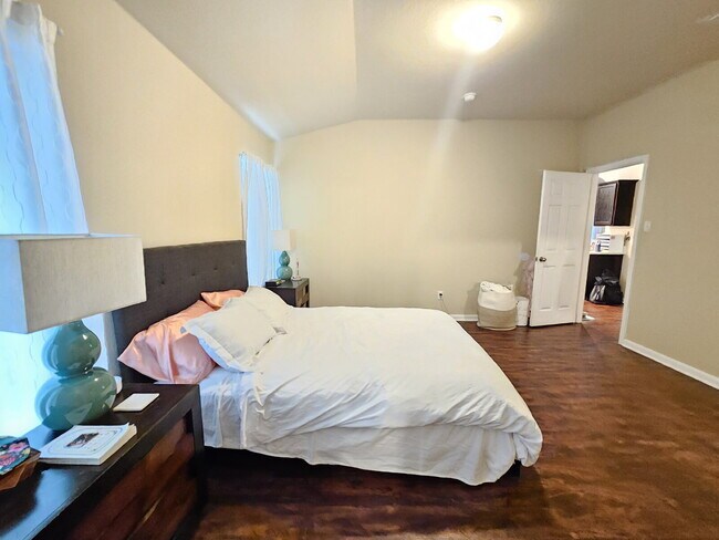Building Photo - Charming 3-Bed Oasis in Lockhart with Styl...