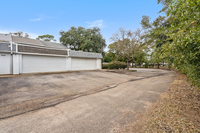 Building Photo - 8426 Williamsburg Cir