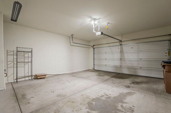 Building Photo - Gorgeous 4 Bed / 2 Bath Home – Move-In Rea...