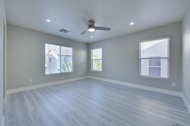 Building Photo - NW!!! 4 bedrooms!!! Pool and Spa!!! All ti...