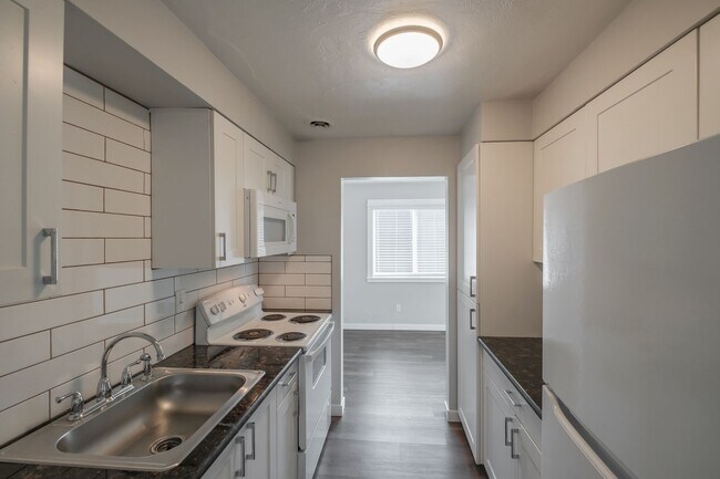 Building Photo - Comfortable 1 Bed, 1 Bath Second Floor Apartment Near Downtown Albany!