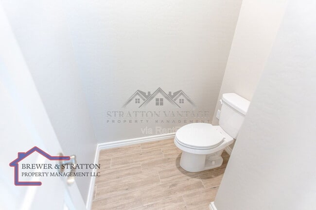 Building Photo - 15243 W Latham St