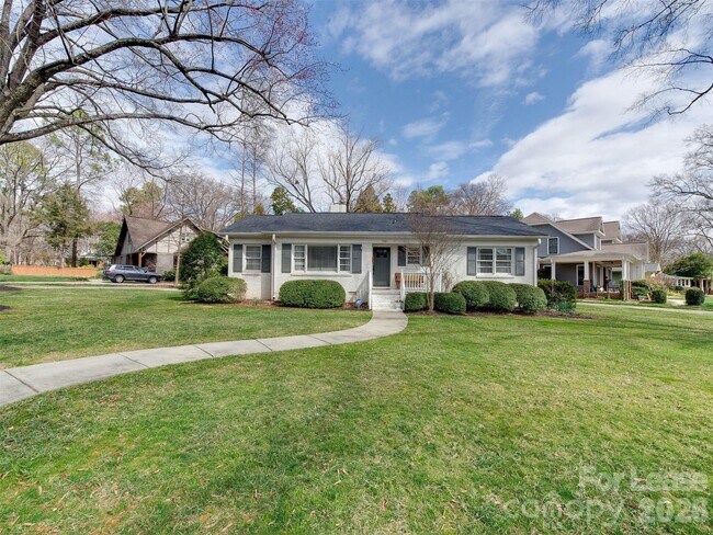 Building Photo - 3221 Sunset Dr