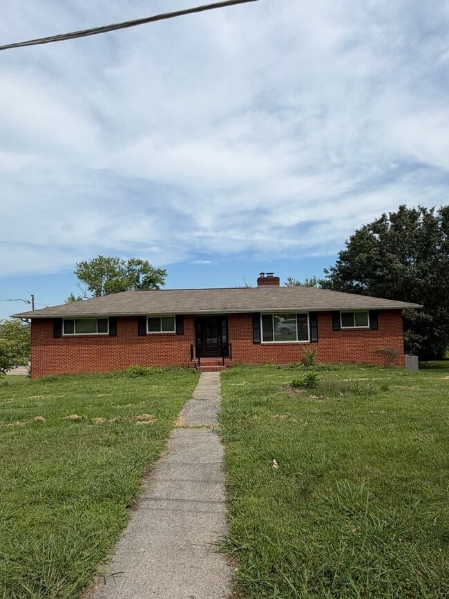 Building Photo - Knoxville 37923 - 3 bedroom 2 bath home located in heart of West Knoxville with separate 1 bedroo...