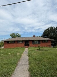 Building Photo - Knoxville 37923 - 3 bedroom 2 bath home located in heart of West Knoxville with separate 1 bedroo...