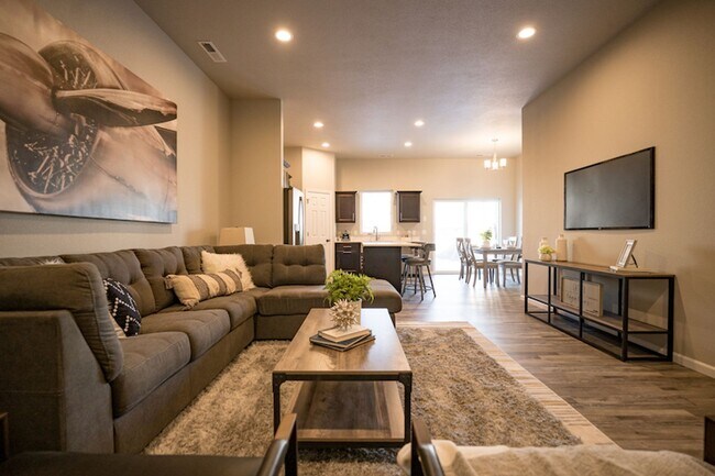 Building Photo - One-Level Carefree Living in a quiet and i...