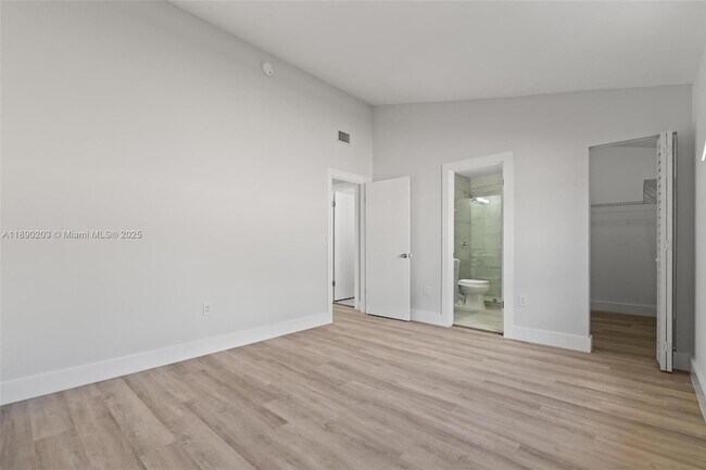 Building Photo - 6255 SW Kendale Lakes Cir