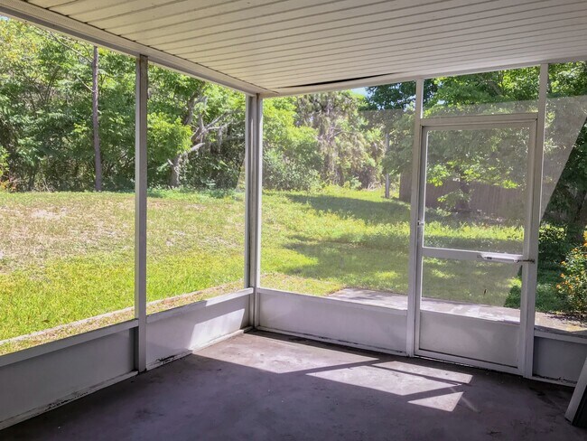 Building Photo - Spacious 2 Bedroom, 2 Bath, 2 car garage Home For Rent in New Port Richey!