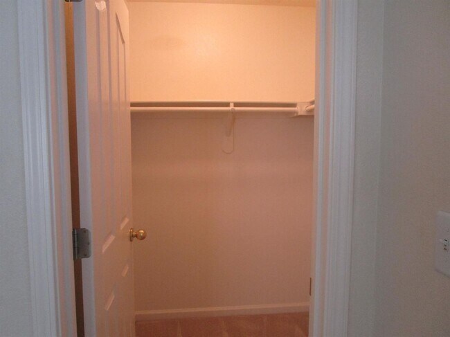 Building Photo - Like Brand New 4 Bedroom 3 Bath Beautiful ...