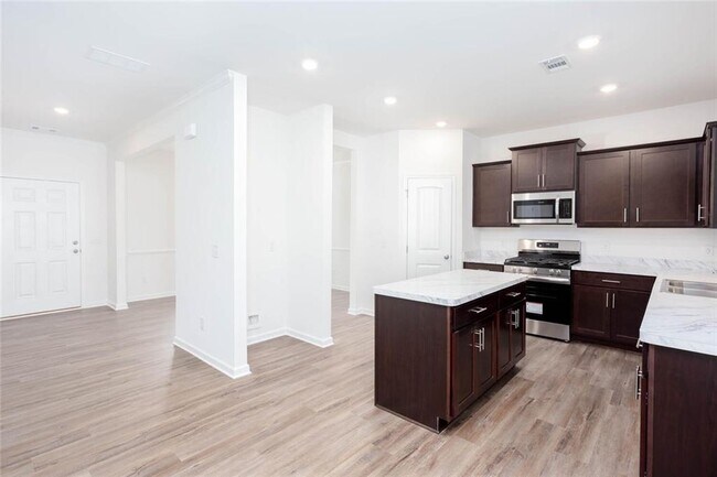 Building Photo - 590 River Run Dr