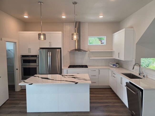 Building Photo - Beautiful New Townhouse 4BD Bothell